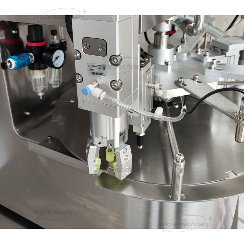 Máquina automática de enchimento e tampagem de bolsa com bico de pasta líquida